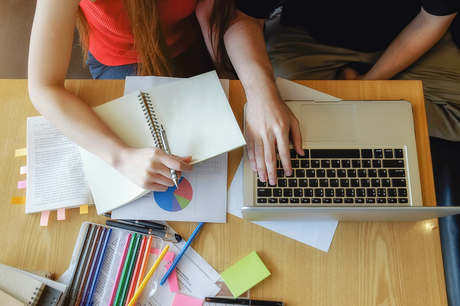 Studenti in un laboratorio di alfabetizzazione digitale